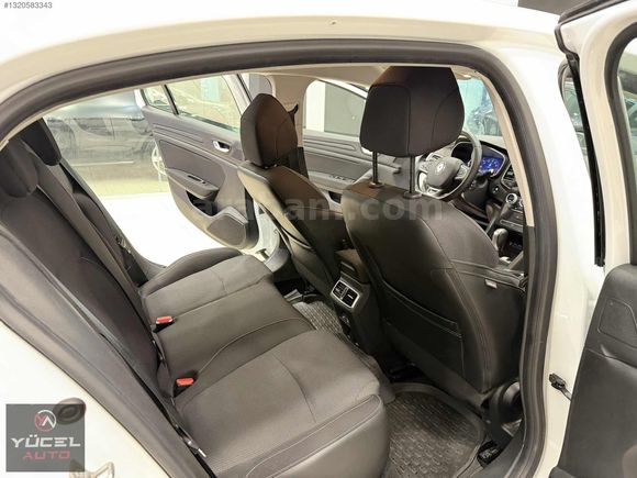 KAZASIZ DEĞİŞENSİZ 2023 MODEL RENAULT MEGANE TCE TOUCH 80 BİN KM