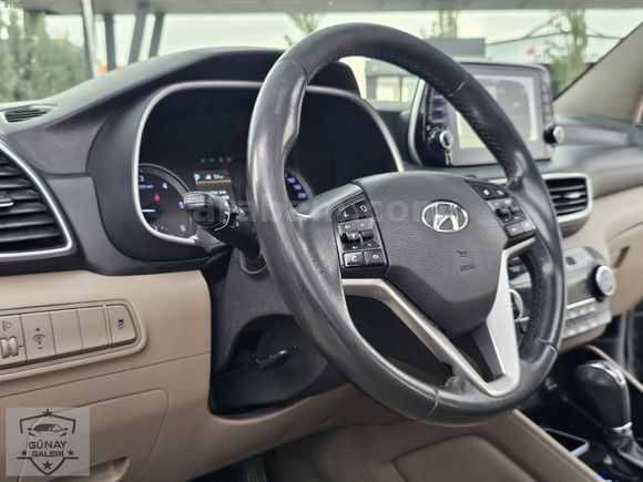 HATASIZ BOYASIZ HASAR KAYITSIZ 1.6 CRDİ TUCSON CAM GİBİ