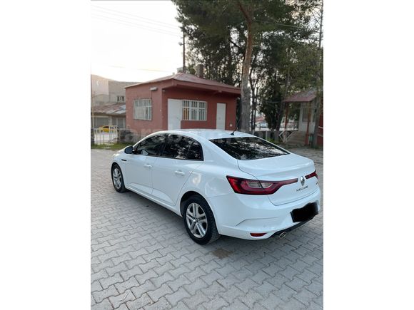 MEGANE 4 1.5 DCİ HATASIZ SAHİBİNDEN MANTIKLI TAKAS OLUR .