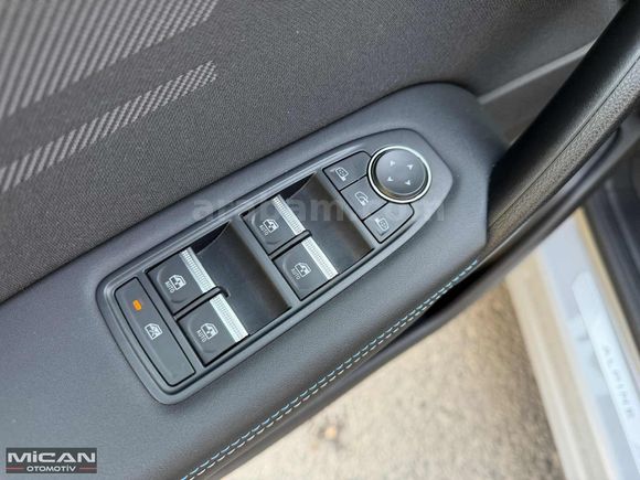 MİCAN OTO-2024 MODEL CAPTUR 1.3 TCE ASPRİT ALPİNE CAM TAVANLI