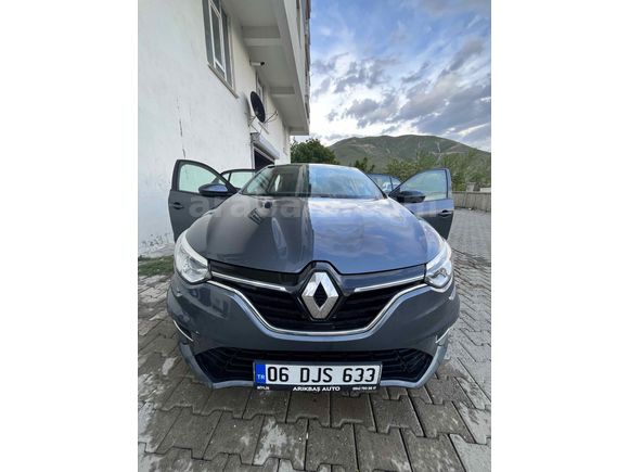 İlk göz ağrım Sahibinden Renault Megane 1.3 TCe Joy Comfort 2022 Model  137.400 km Füme
