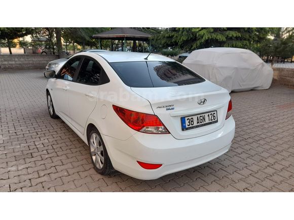 Öğretmenden Hyundai Accent Blue 1.4 CVVT Mode Plus 2013 Model  Beyaz