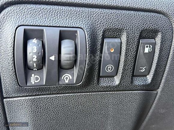 2025 ÇIKIŞLI RENAULT MEGANE 1.5 BLUE DCİ TOUCH