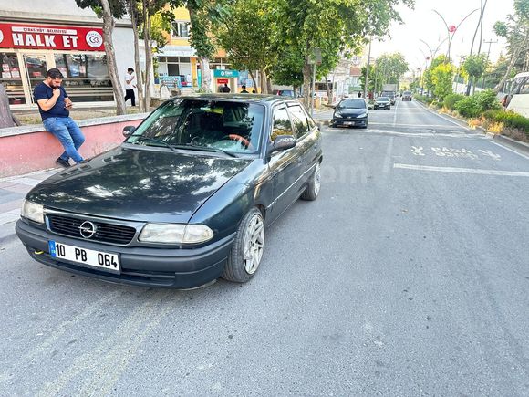 Sahibinden Opel Astra 1.6 100.Yıl 2000 Model  294.000 km Siyah