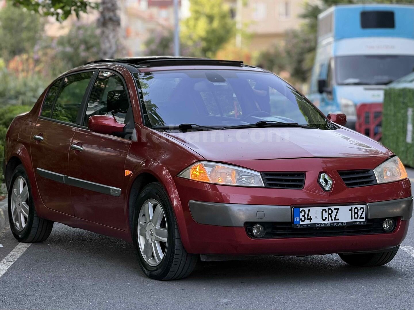 Galeriden Renault Megane 1.6 Dynamique 2004 Model İstanbul 259.000 km Kırmızı 2