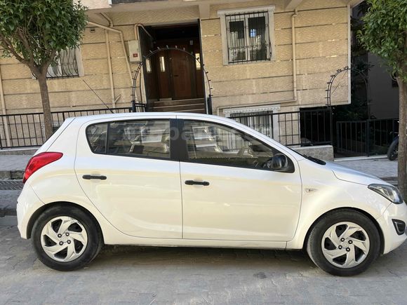 Aradığım aracı buldum. Acil satılık tertemiz öğretmenden Hyundai i20  
