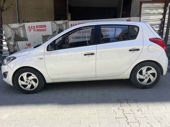 Aradığım aracı buldum. Acil satılık tertemiz öğretmenden Hyundai i20  