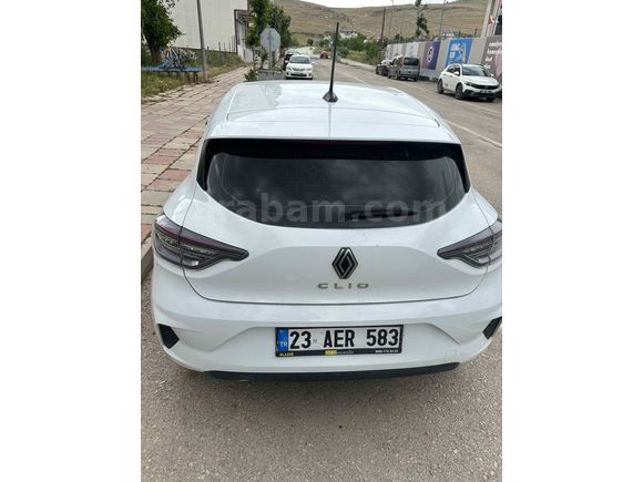 otomatik Clio 1.0 TCe Equilibre 2023 Model 2024 mart çıkışlı 