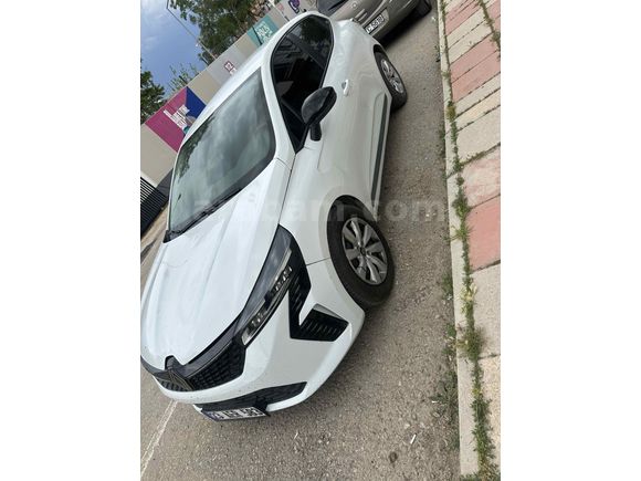 otomatik Clio 1.0 TCe Equilibre 2023 Model 2024 mart çıkışlı 