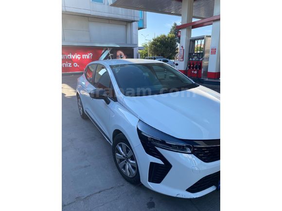 MEMURDAN YENİ BAKIMLI Renault Clio 1.0 TCe Equilibre 2024 Model