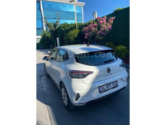 MEMURDAN YENİ BAKIMLI Renault Clio 1.0 TCe Equilibre 2024 Model