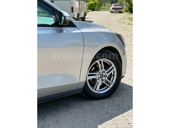 Sahibinden Ford Focus Tr'de tek 21 22 çıkışlı emsalsiz düşük km 8 ileri joystick vites
