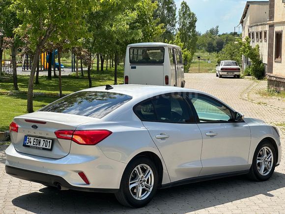 Sahibinden Ford Focus Tr'de tek 21 22 çıkışlı emsalsiz düşük km 8 ileri joystick vites
