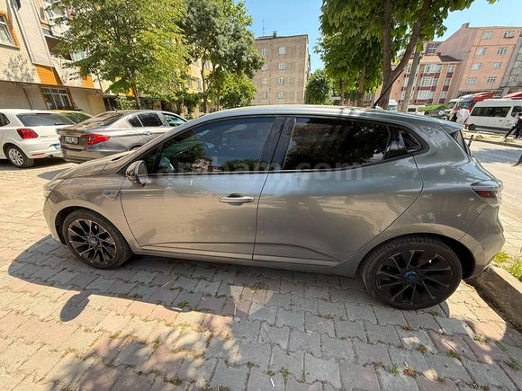 Sahibinden Renault Clio 1.0 TCe Techno Esprit Alpine 2024 Model Lansman Renk 10400 km