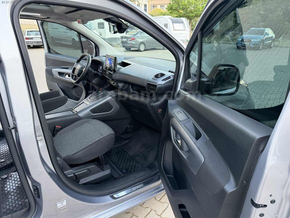 2024 COMBO 1.5 D ULTİMATE KM=22.000 CAM TAVAN OTOMATİK KREDİLİ