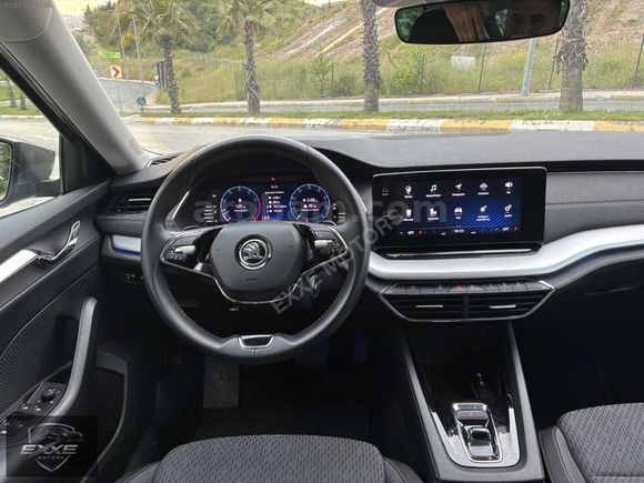 2023 SKODA OCTAVİA 1.5 E-TECH PREMİUM EMSALSİZ