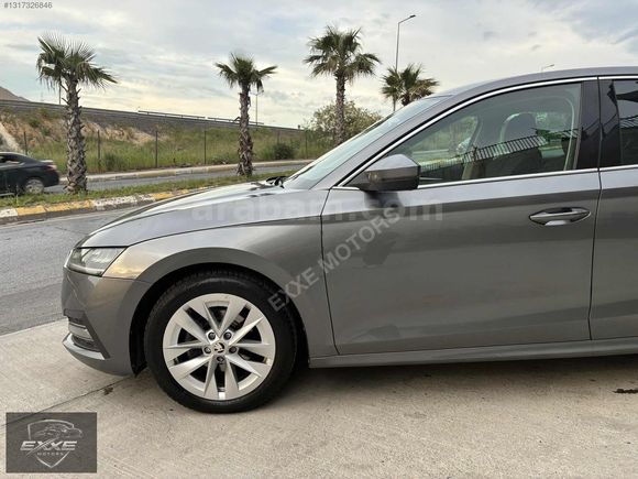 2023 SKODA OCTAVİA 1.5 E-TECH PREMİUM EMSALSİZ