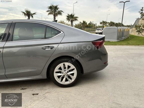 2023 SKODA OCTAVİA 1.5 E-TECH PREMİUM EMSALSİZ