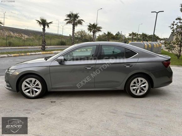 2023 SKODA OCTAVİA 1.5 E-TECH PREMİUM EMSALSİZ
