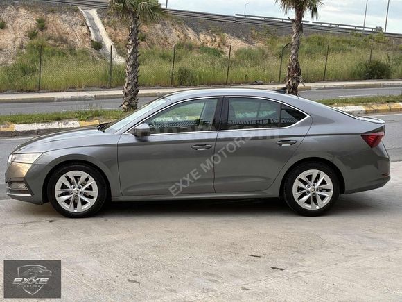 2023 SKODA OCTAVİA 1.5 E-TECH PREMİUM EMSALSİZ