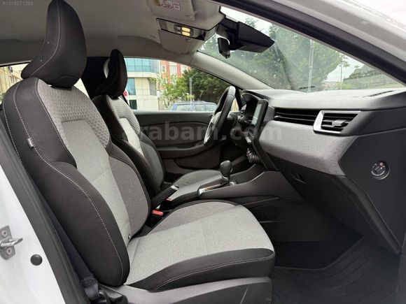 2025 ÇIKIŞLI RENAULT CLİO 1.0 TCe EVOLUTİON - MKYJLI-GVNLİK PAKT
