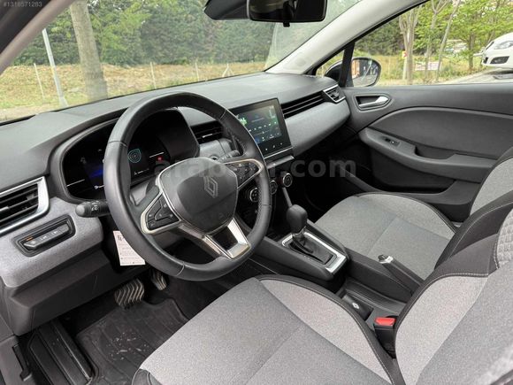 2025 ÇIKIŞLI RENAULT CLİO 1.0 TCe EVOLUTİON - MKYJLI-GVNLİK PAKT