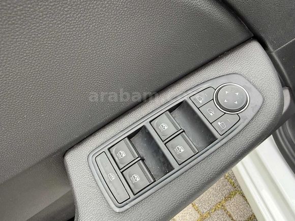 2025 ÇIKIŞLI RENAULT CLİO 1.0 TCe EVOLUTİON - MKYJLI-GVNLİK PAKT