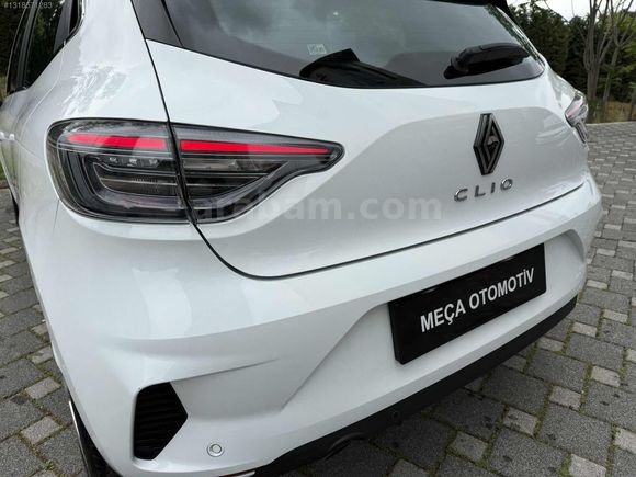 2025 ÇIKIŞLI RENAULT CLİO 1.0 TCe EVOLUTİON - MKYJLI-GVNLİK PAKT