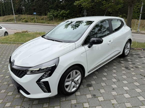 2025 ÇIKIŞLI RENAULT CLİO 1.0 TCe EVOLUTİON - MKYJLI-GVNLİK PAKT