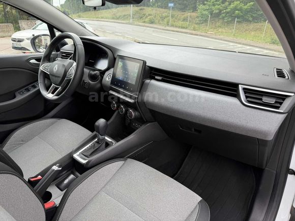 2025 ÇIKIŞLI RENAULT CLİO 1.0 TCe EVOLUTİON - MKYJLI-GVNLİK PAKT