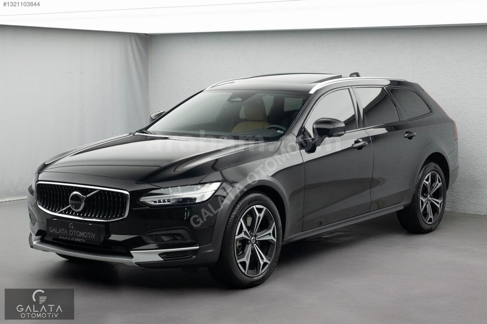 Galeriden Volvo V90 Cross Country 2.0 B5 Plus Bright 2022 Model İstanbul 54.500 km Siyah 1