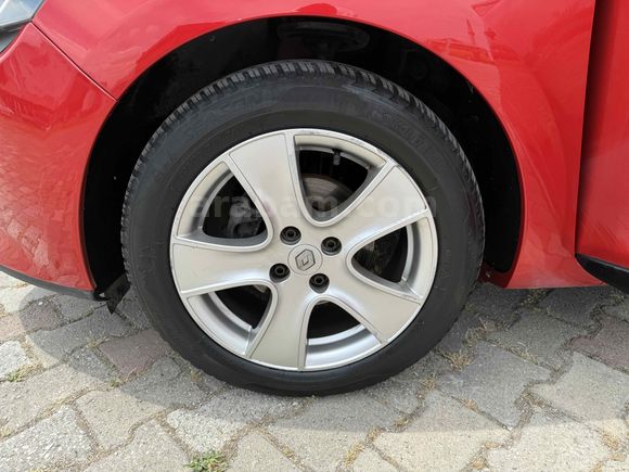 İÇ DIŞ KIRMIZI İLK SAHİBİ 1.5 DCİ 90 HP İCON 2014 CLİO KAZASIZ !