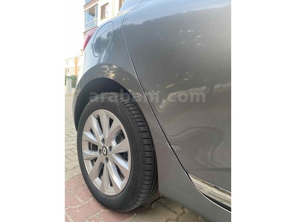 Sahibinden Hatasız Renault Clio 1.0 TCe Touch 2023 Model (Garantisi 06.2028’e kadar devam)