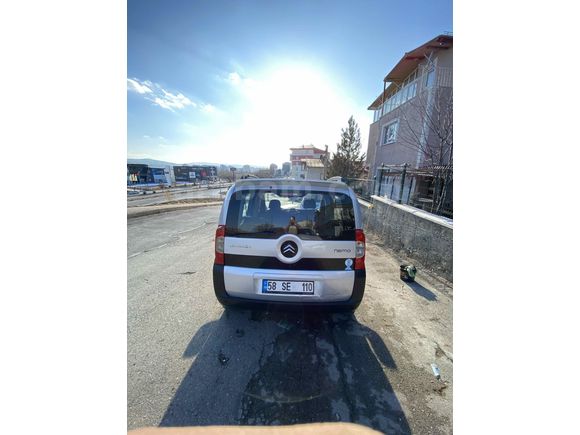 Temiz uygun aile aracı
