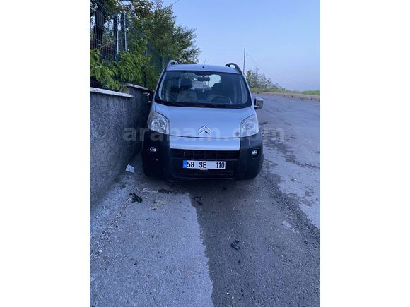 Temiz uygun aile aracı
