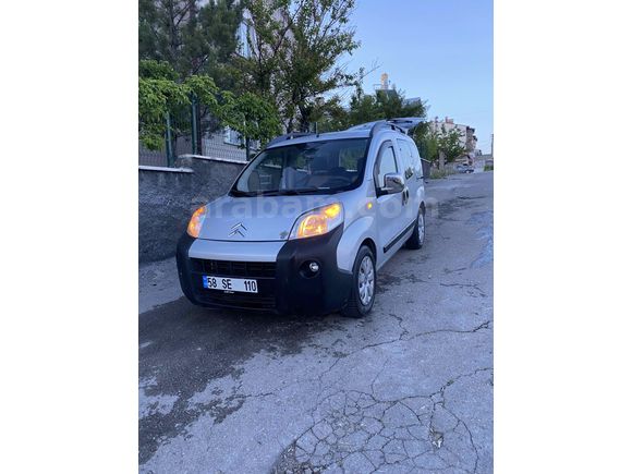 Temiz uygun aile aracı
