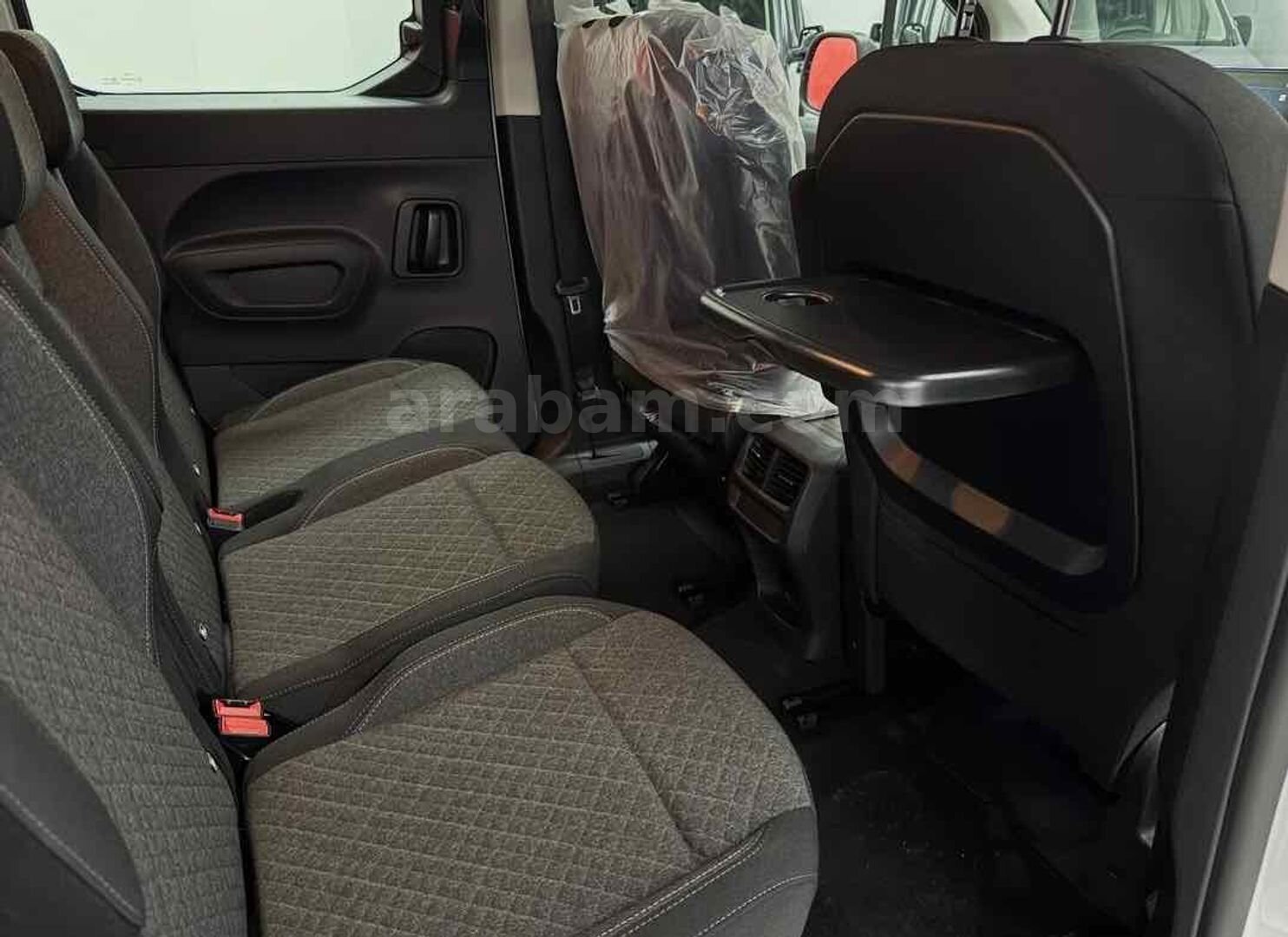Galeriden Opel Combo 1.5 CDTI Essential 2025 Model Erzurum 4.000 km Beyaz 5