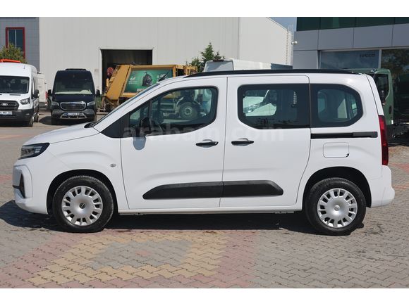 BÜYÜKSOYLU BEYSOY'DAN 2025 OPEL COMBO ESSENTIAL 1.5 D M/T 130 Hp