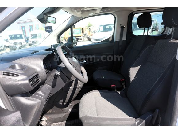 BÜYÜKSOYLU BEYSOY'DAN 2025 OPEL COMBO ESSENTIAL 1.5 D M/T 130 Hp