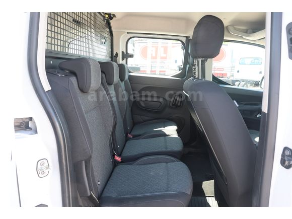 BÜYÜKSOYLU BEYSOY'DAN 2025 OPEL COMBO ESSENTIAL 1.5 D M/T 130 Hp