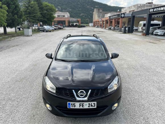 ÖZ OTOMOTİV’DEN 2011 NİSSAN QASHQAİ/CAM TAVAN/189.000KM’DE