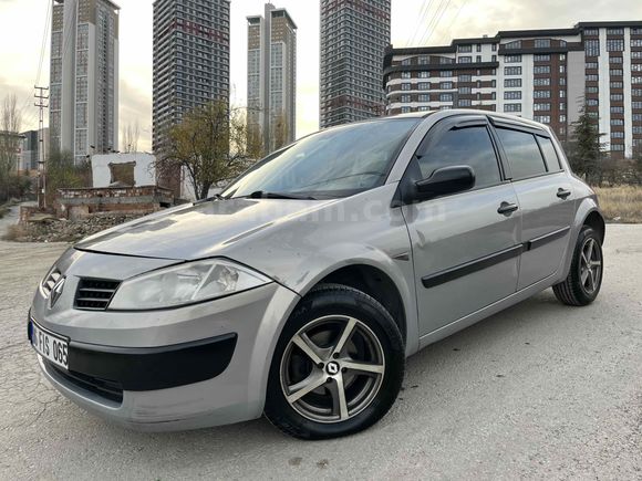 Değişensiz Hasar Kayıtsız 1.5 Parça Boyalı Renault Megane 1.4 Authentique 2005 Model 