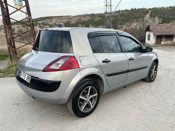 Değişensiz Hasar Kayıtsız 1.5 Parça Boyalı Renault Megane 1.4 Authentique 2005 Model 