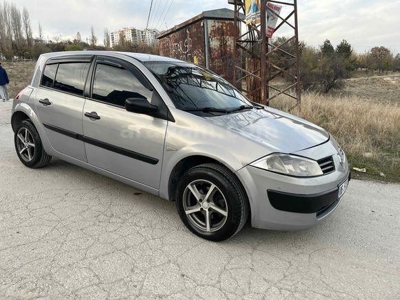 Değişensiz Hasar Kayıtsız 1.5 Parça Boyalı Renault Megane 1.4 Authentique 2005 Model 