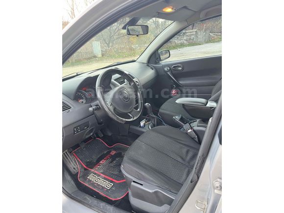 Değişensiz Hasar Kayıtsız 1.5 Parça Boyalı Renault Megane 1.4 Authentique 2005 Model 