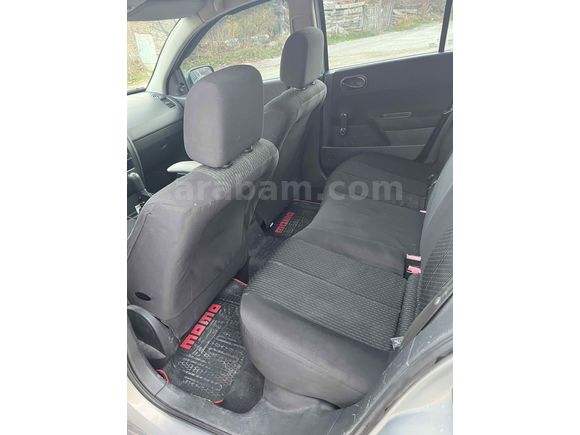 Değişensiz Hasar Kayıtsız 1.5 Parça Boyalı Renault Megane 1.4 Authentique 2005 Model 