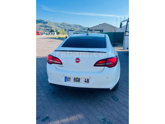 Tesla ekran, geri görüş kameralı masrafsız araç