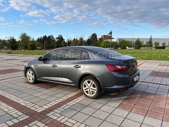 İLK SAHİBİNDEN TEMİZ HATASIZ BOYASIZ MEGANE 4