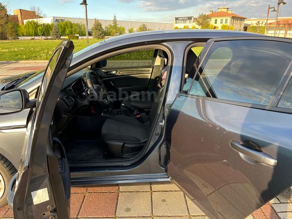 İLK SAHİBİNDEN TEMİZ HATASIZ BOYASIZ MEGANE 4