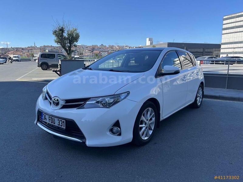 Galeriden Toyota Auris 1.4 D-4D Advance Skypack 2014 Model İstanbul 194.000 km Beyaz